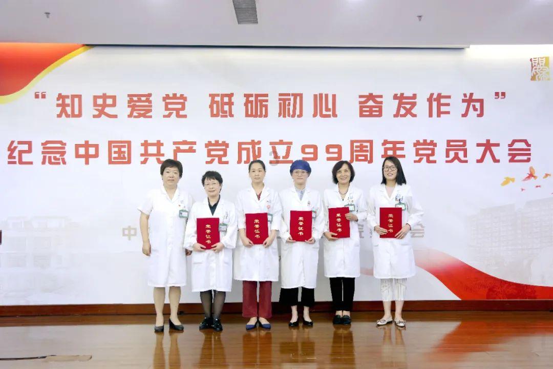 救援有趣的狮子